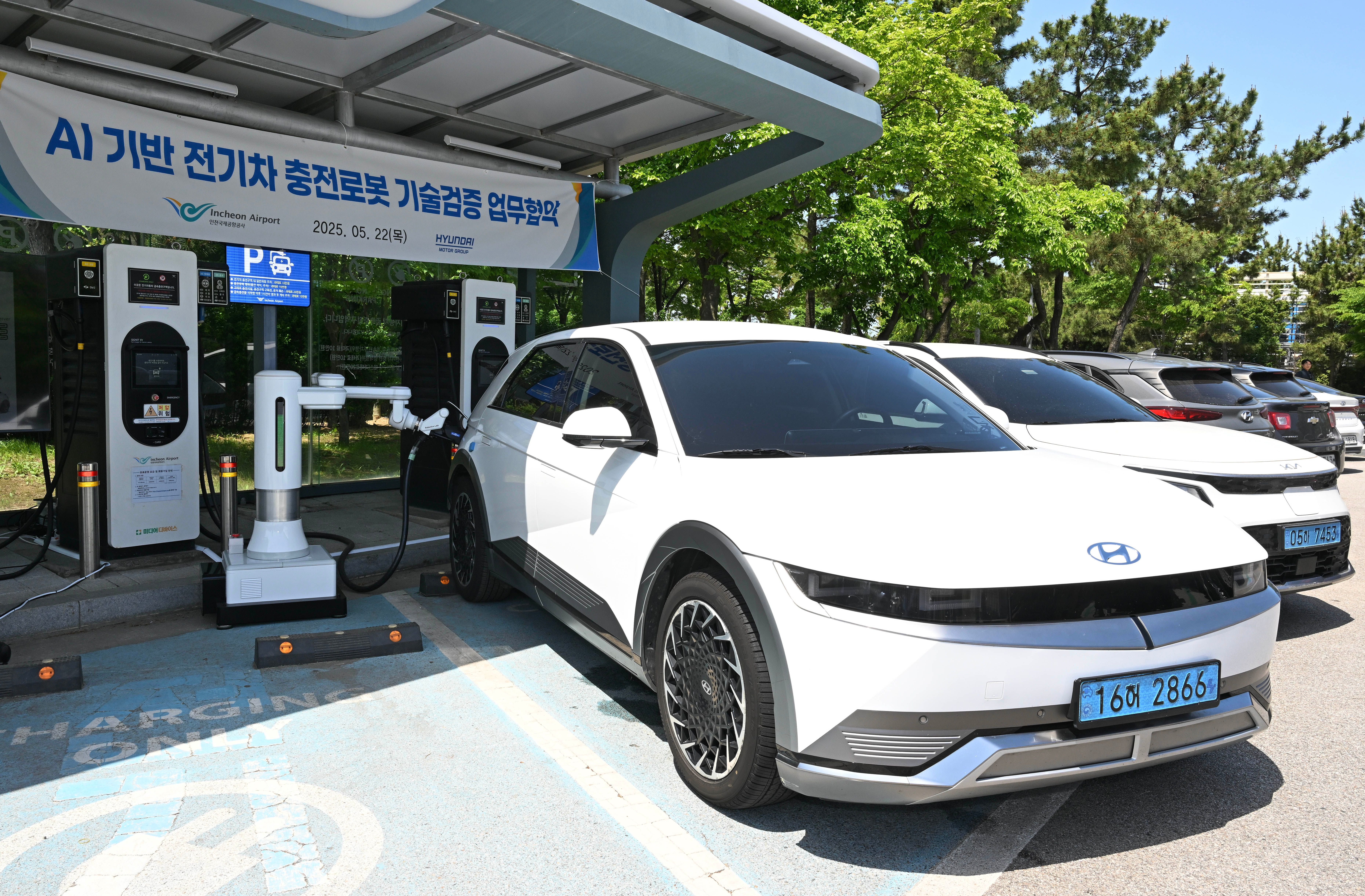 (사진3)현대차·기아, 인천국제공항공사와 AI 기반 전기차 자동 충전 로봇 기술 실증 나선다.jpg