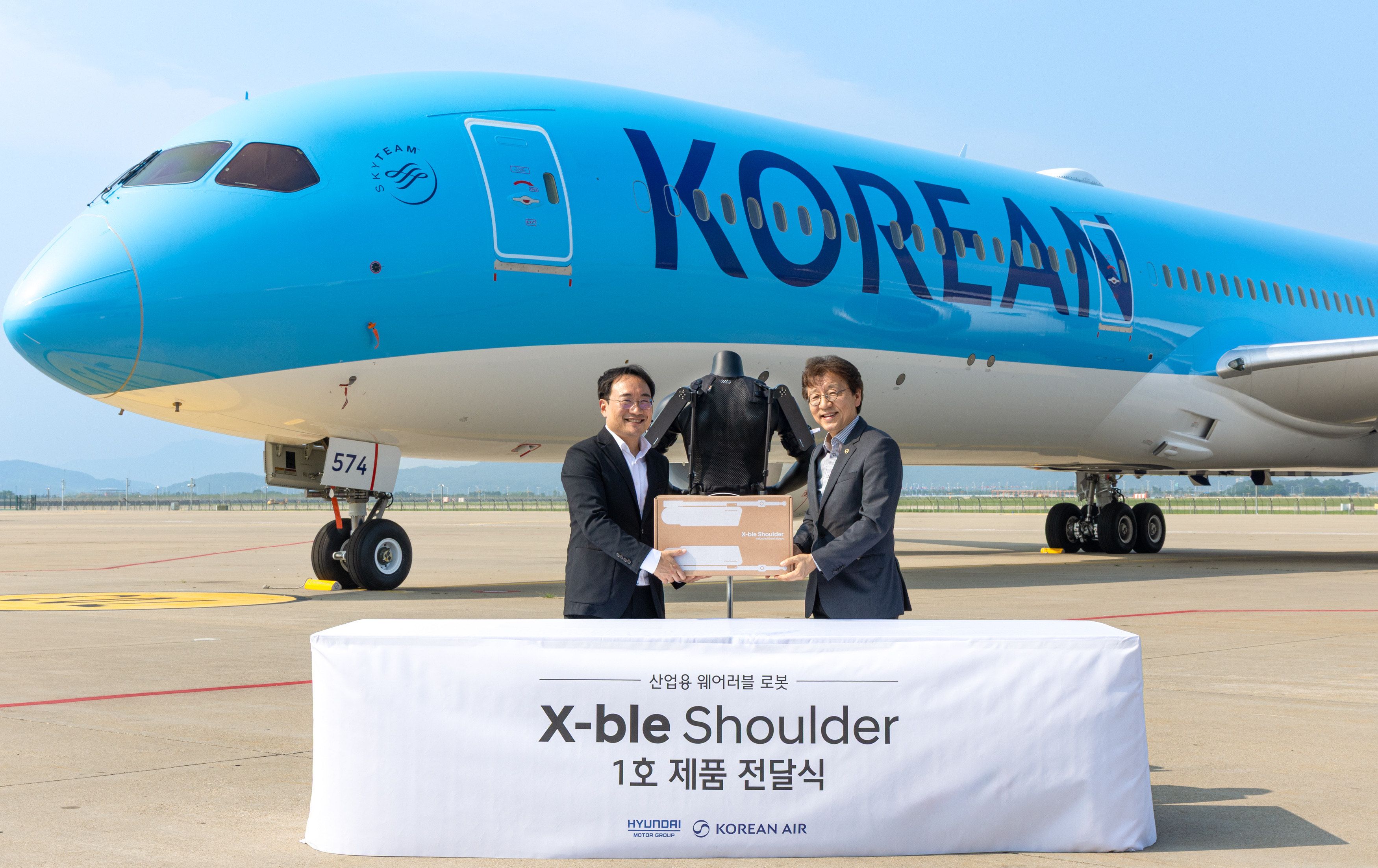 사진1 (좌측부터) 현대차·기아 로보틱스랩 현동진 상무, 대한항공 항공우주사업본부 정현보 상무.jpeg