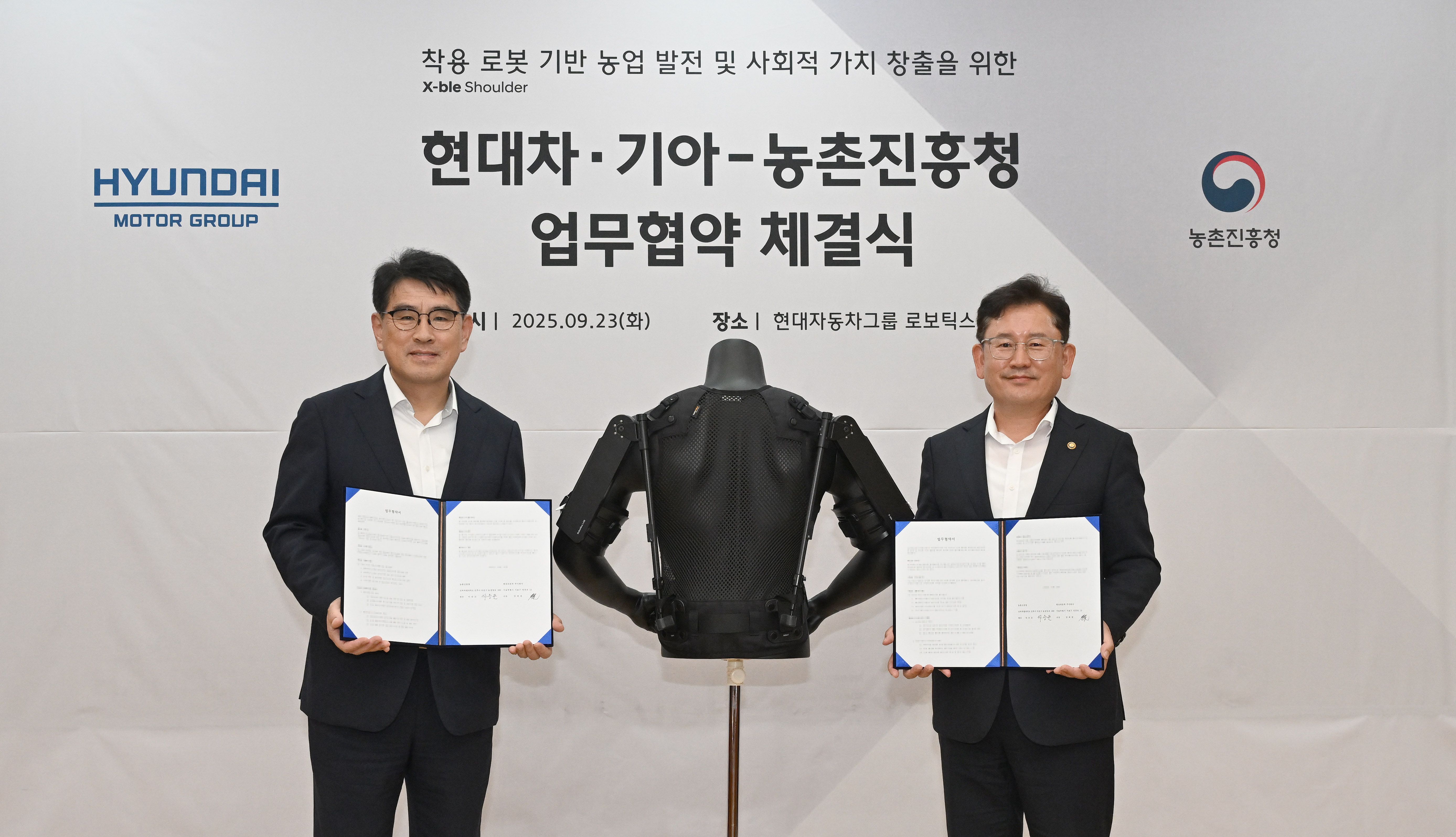 (사진1) 협약 체결 후 엑스블 숄더 전시물 앞에서 기념사진을 찍는 모습.jpg