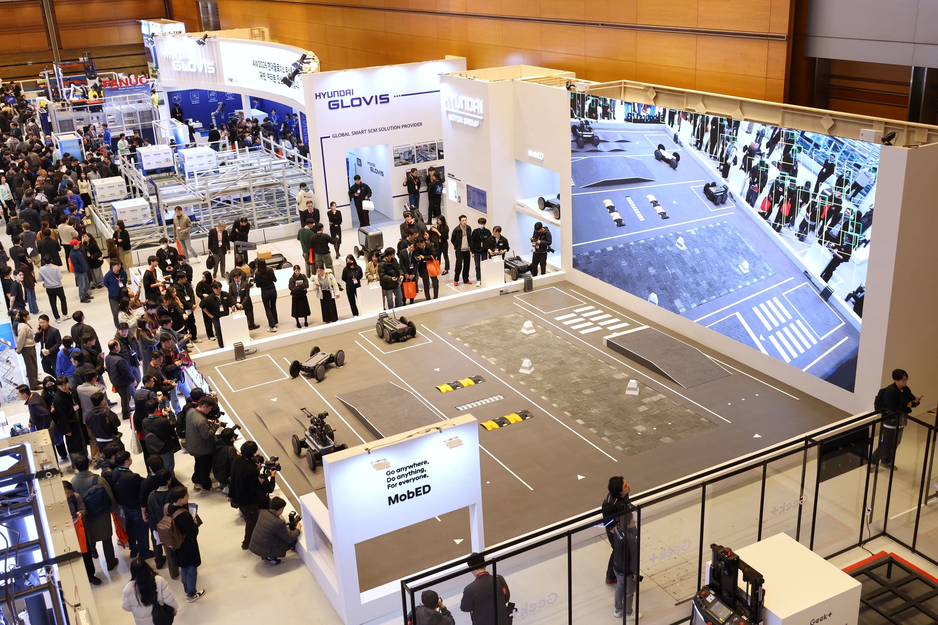 (사진 7) AW2026 전시장 내 현대차&middot;기아 로보틱스랩 부스 전경2.jpg